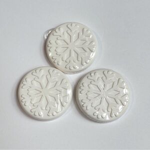 NWT Crate & Barrel White Snowflake Holiday Guest Soaps 3pc